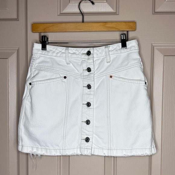Abercrombie & Fitch Dresses & Skirts - Abercrombie & Fitch White Natural Rise Distressed Denim Size 2/26
